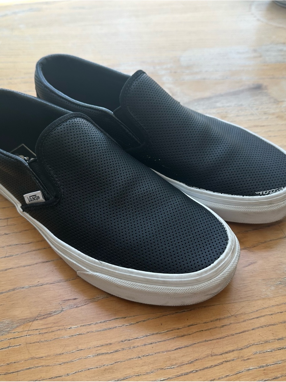 Vans Slip-Ons Perforated Leather
Mens 7.5 women’s 9